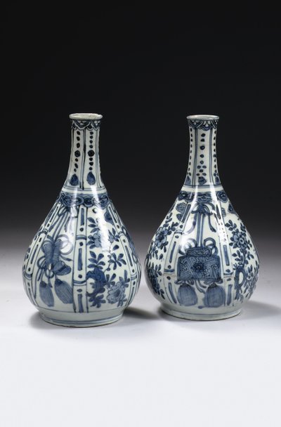 Paire de vases bouteilles chinois bleu et blanc « kraak porselein », période Wanli, 1573-1619 - Unbekannt