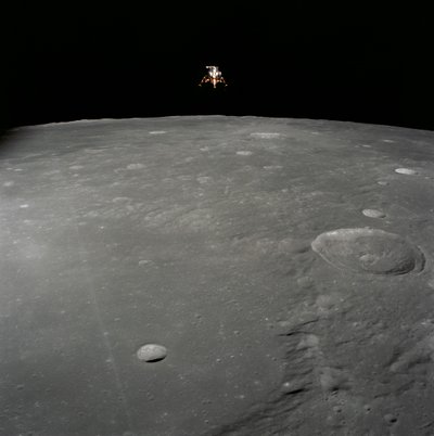 Apollo 12 module lunaire Intrepid atterrissant sur la surface de la Lune dans l