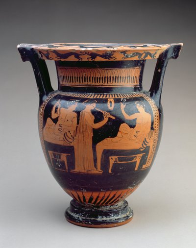 Krater à colonnes attique à figures rouges avec une scène de symposium d
