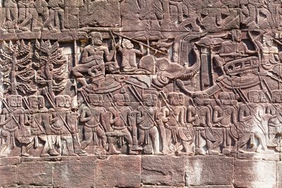 Bas-reliefs sur le côté ouest du temple Bayon représentant des soldats khmers en marche, site archéologique d