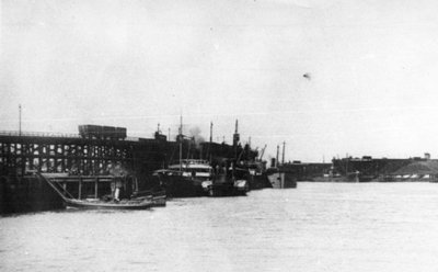 Port de Blyth, montrant plusieurs charbonniers le long des quais de Blyth avec un lancement de la Commission du port au premier plan - Unbekannt