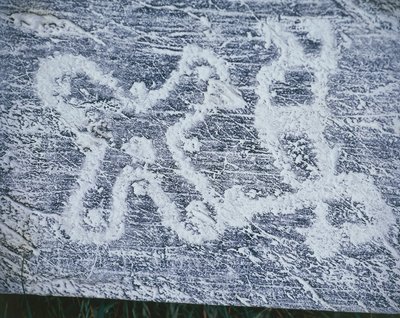 Rose camunienne, copie de gravures rupestres dans la vallée de Valcamonica, dessin au fusain, technique de frottage - Benjamin Baud