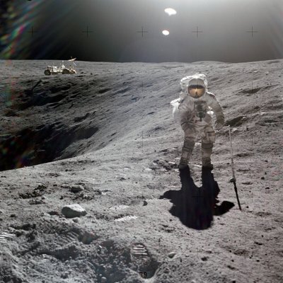 Charles M. Duke, Jr., pilote du module lunaire de la mission Apollo 16, collectant des échantillons lunaires au bord du cratère Plum, avril 1972 (photo) - Unbekannt