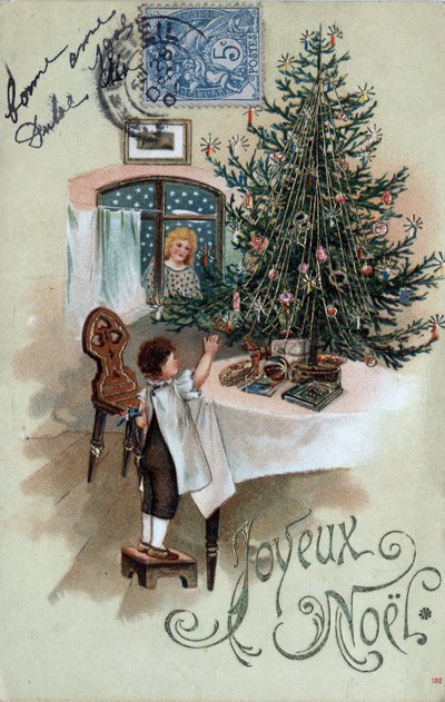 Carte de vœux de Noël : un enfant devant un sapin de Noël pose sur une table, observé par un ange à la fenêtre - Carte postale datée de 1905 - Unbekannt