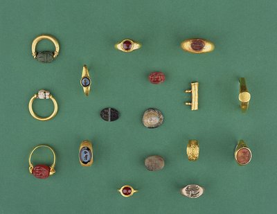 Collection de bijoux romains, étrusques et hellénistiques comprenant une bague scarabée phénicienne, un camée, des porte-amulettes et une intaille en agate, allant du 6e siècle av. J.-C. au 4e siècle apr. J.-C. - Unbekannt