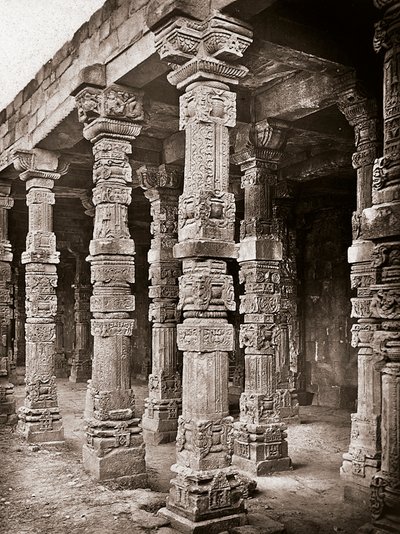 Colonnade de la mosquée de Quwwat-ul-Islam dans le complexe Qutb Minar, Delhi - Unbekannter Künstler