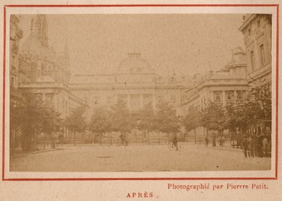 Commune de Paris (1871) : vue du Palais de Justice à Paris après son incendie en mai 1871. Photographie de Pierre Pepetit - Unbekannt
