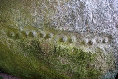 Allée couverte de Kerguntuil, intérieur du dolmen, détail gravure en points. Environ -2000 av. J.-C., Trégastel, Côtes-d