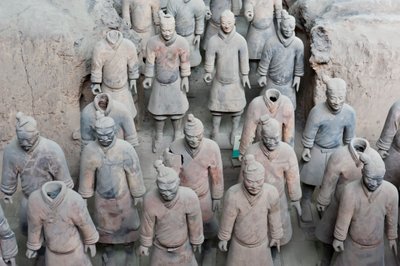 Première fosse; figures de guerriers debout; Mausolée de l