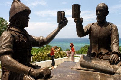 Monument appelé Sanduguan ou rituel du sang où un toast avec du sang est mis en scène entre le conquistador espagnol Miguel López de Legazpi et le Sikatuna philippin formalisant le premier accord de paix. Bool, Bohol, 2019 - Unbekannt