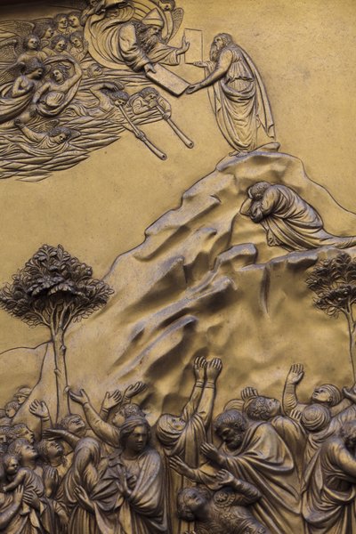 Moïse recevant les Dix Commandements, Porte orientale du baptistère à Florence, également appelée Portes du Paradis par Michel-Ange, Sculpture en bronze du 15ème siècle par Lorenzo Ghiberti (1425-1452), Florence, Italie - Unbekannt