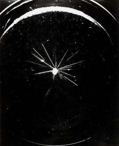 Imagerie des particules, traces de particules alpha dans une chambre à brouillard - Unbekannt