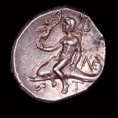 Pièce de monnaie grecque ancienne rare, Calabre, Tarente, Taras chevauchant un dauphin tenant un trident, Nike au-dessus avec une couronne de laurier - Unbekannter Künstler