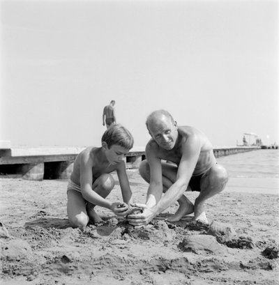 Le réalisateur Albert Lamorisse avec son fils l