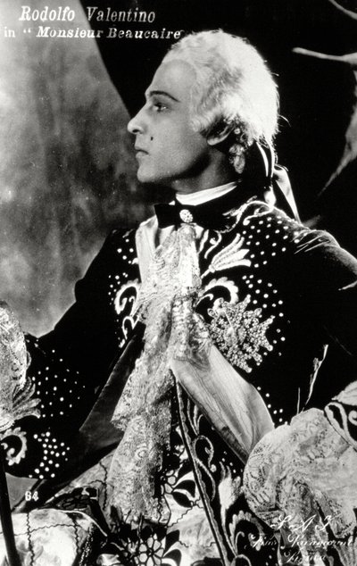 Le célèbre acteur de cinéma muet Rodolfo Valentino en costume de scène élaboré de style XVIIIe siècle pour le film 