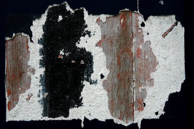 Marques du temps. Art abstrait montrant des formes comme témoins du temps qui passe. Traces de peinture sur bois. Photographie de Michel Lunardelli. - Unbekannt