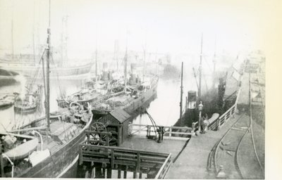 Vue du port de Blyth en aval avec de nombreux navires en attente de chargement - Unbekannt