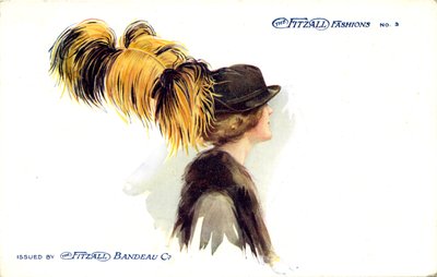 Femme portant un chapeau avec plume d