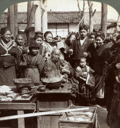 Un artiste de rue avec un singe amusant la foule, Kobe, Japon, 1896 - Underwood and Underwood