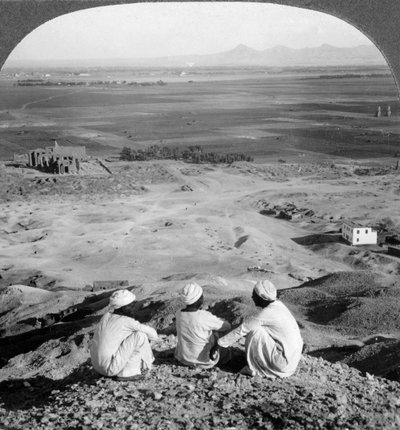 À travers la plaine de Thèbes et devant les statues de Memnon depuis les falaises, Égypte, 1905 - Underwood and Underwood