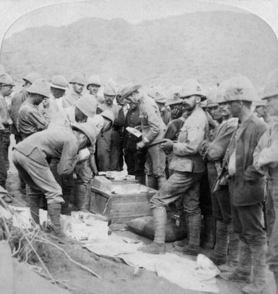 Cadeaux de Noël de la maison, aux troupes avec Methuen à Modder River, Afrique du Sud, 1900 - Underwood and Underwood