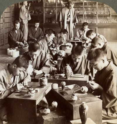 Artisans experts créant des motifs en cloisonné, Kyoto, Japon, 1904 - Underwood and Underwood