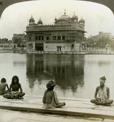 Fakirs à Amritsar, regardant vers le sud à travers le réservoir sacré vers le Temple d