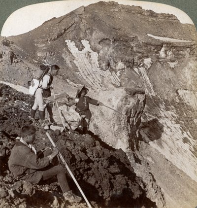 Regardant depuis le bord recouvert de lave dans le cratère du mont Fuji, Japon, 1904 - Underwood and Underwood