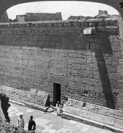 Scènes de bataille et de chasse sculptées sur un mur à Medinet Habu, Thèbes, Égypte, 1905 - Underwood and Underwood
