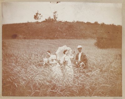 [Trois amis dans un champ] - Unidentified