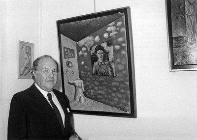 Pierre Velly alias Pierre De Varga devant une de ses toiles lors de l