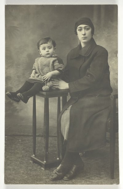 Carte postale sans titre (Femme avec garçon sur un stand) - Unknown