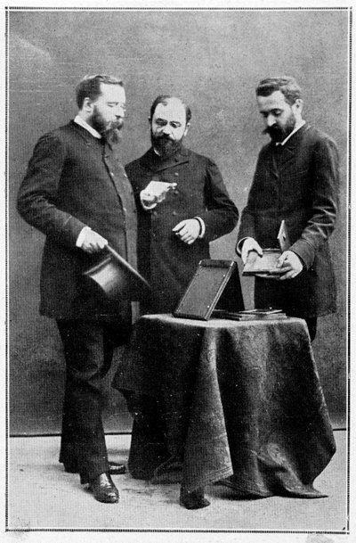 Alphonse Bertillon montrant des clichés anthropométriques à deux des préfets de police sous lesquels il était placé, 25/03/1888 - Unknown artist