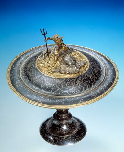 Coupe en argent niellé et or surmontée d
