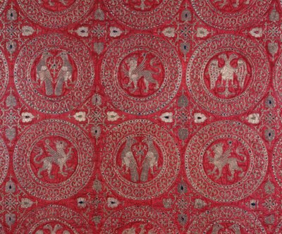 Détail de tissu de costume ecclésiastique en soie violette de Chypre représentant des animaux fantastiques (habit religieux en soie violette de Chypre avec des animaux fantastiques) 13ème siècle Museo della Cattedrale Anagni, Italie - Unknown artist