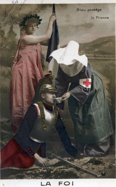 Foi en la patrie "Dieu protège la France": allégorie de la France avec le drapeau tricolore regardant une infirmière portant le brassard de la croix rouge soignant un soldat français debout pendant la guerre de 1870 contre la Prusse. Carte postale en coule - Unknown artist