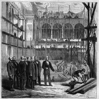 Membres du comité permanent visitant les travaux de la nouvelle salle de l