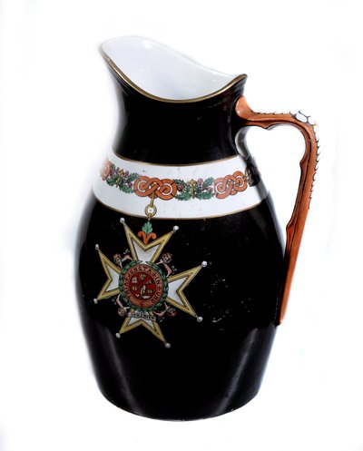 Pot avec croix de l