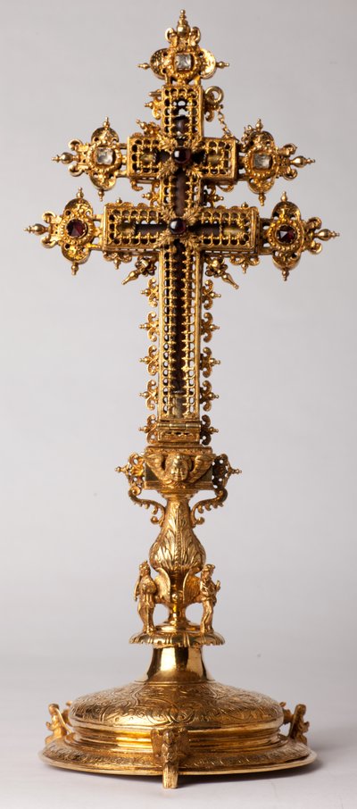 Croix reliquaire. Orfèvrerie avec bijoux. Abbaye d
