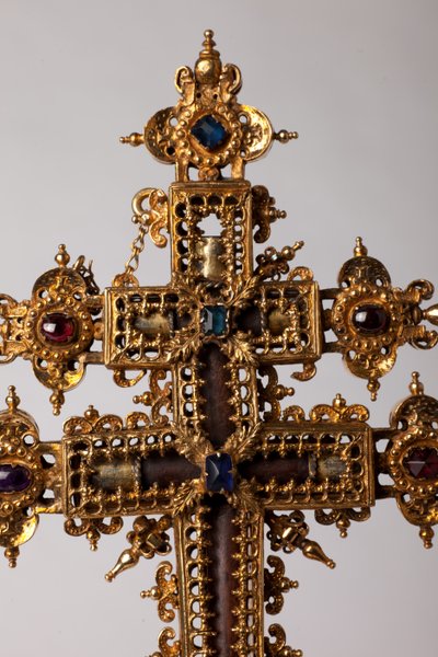 Croix reliquaire. Métallerie avec bijoux. Abbaye d