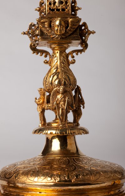 Croix reliquaire. Métallerie avec bijoux. Abbaye d
