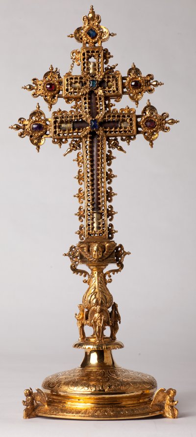 Croix reliquaire. Métallerie avec bijoux. Abbaye d
