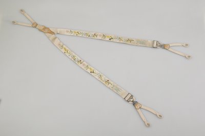 Bretelles, c.1880, satin blanc brodé, cuir, argent, fabricant inconnu - Unknown artist