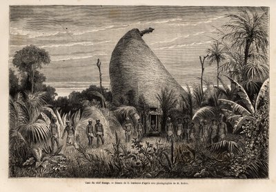 La place du chef Mango, une habitation de guerrier qui se distingue par sa hauteur, la sculpture du tabou qui surmonte le toit et les piliers de la porte, ainsi que par les peaux humaines fixées sur de longs poteaux à l