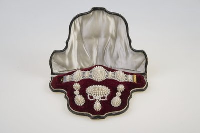 Ensemble de bracelet, broche et boucles d