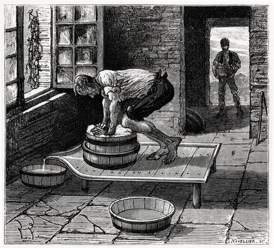 Travail de la tomme par un fromager d