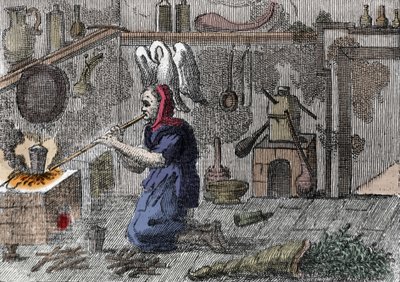 Une sorcière dans son laboratoire préparant une potion magique, à droite une corne remplie d