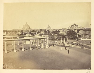 [Colonnes cannelées et cour du Kaiserbagh, Lucknow] - Unknown artist