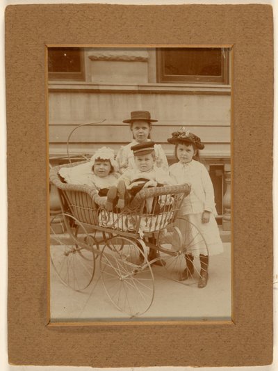 [Quatre enfants à New York : deux dans une poussette, deux debout] - Unknown artist