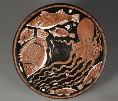 Assiette à figures rouges : poulpes, mulets, dorades, coquillages - Unknown artist